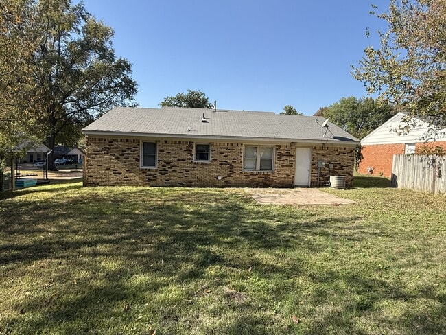 Building Photo - 8230 Elmbrook Dr