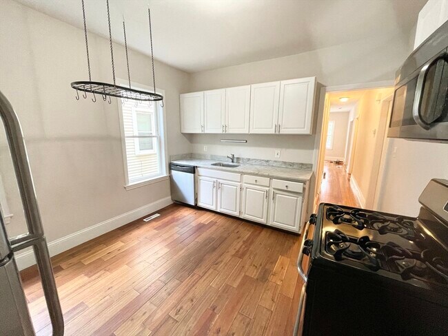 Building Photo - 26 Taft St