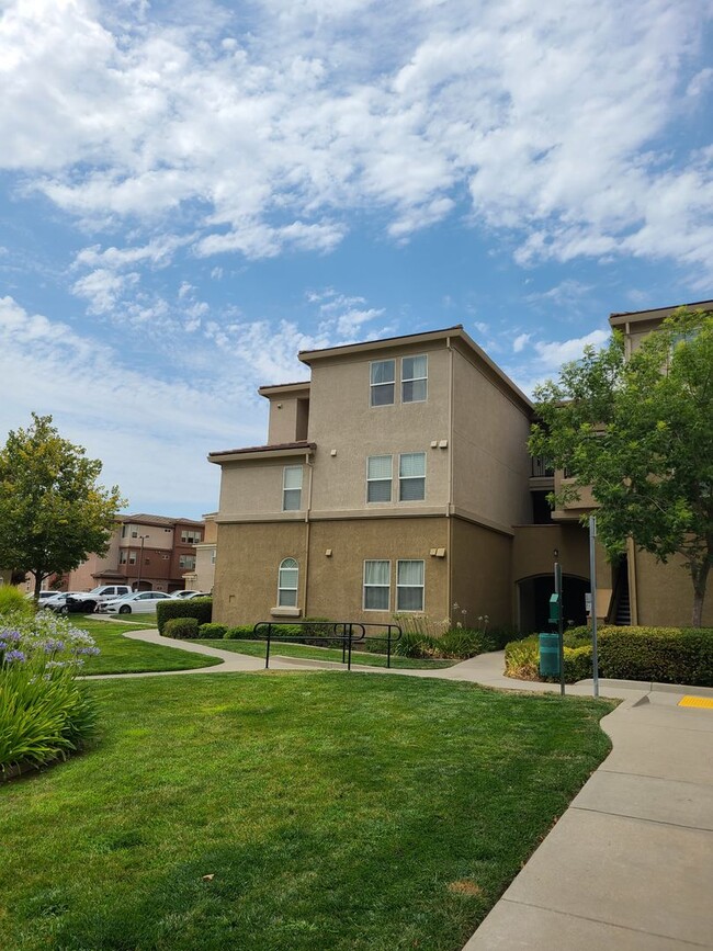 Building Photo - Gated 2 Bdrm, 2 Bath Condo in Folsom Madro...