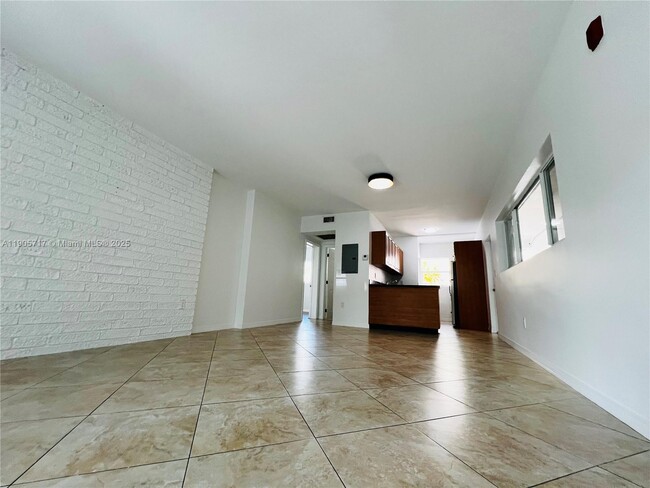 Building Photo - 946 Bay Dr