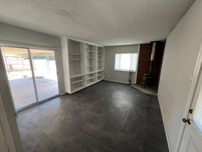 Building Photo - NE 3/BD 2/BA 2/CG