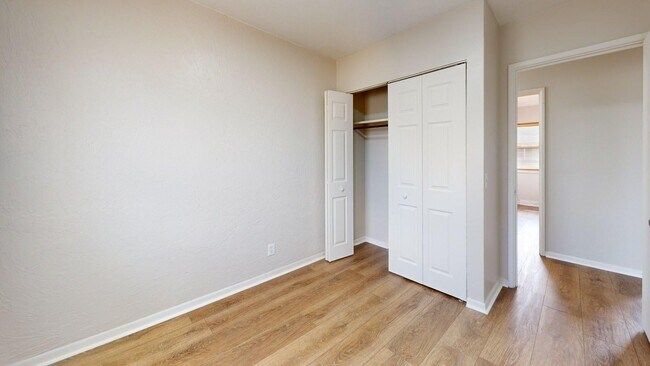 Building Photo - Elyria - updated 3 bed/1 bath townhouse fo...