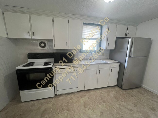 Building Photo - 2 Bedroom 1 Bath apartment with off street...