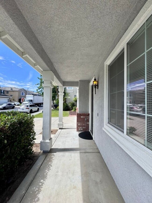 Building Photo - Beautiful 3 Bedroom two story South Temecu...