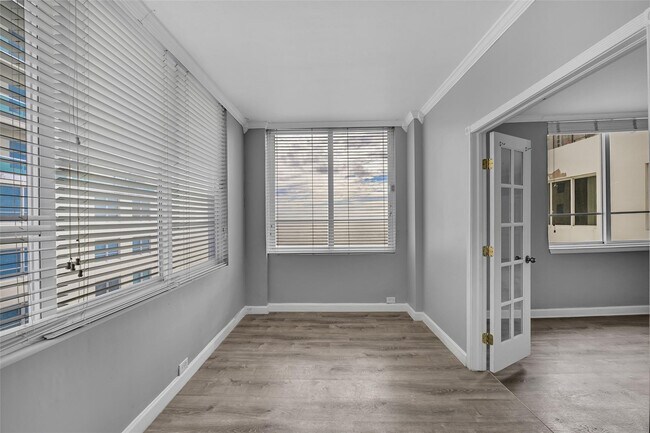 Building Photo - 5005 Collins Ave