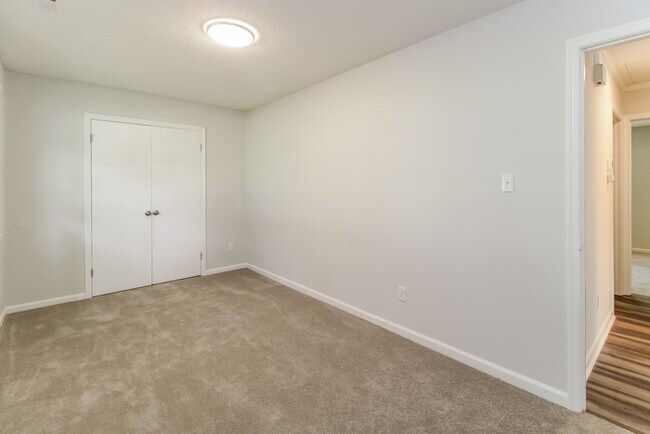 Building Photo - 2631 Hillway Dr