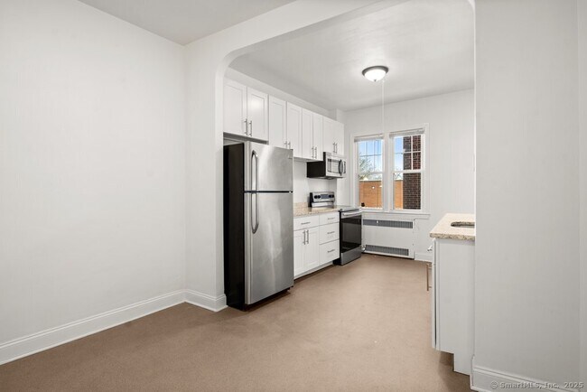 Building Photo - 684 Farmington Ave