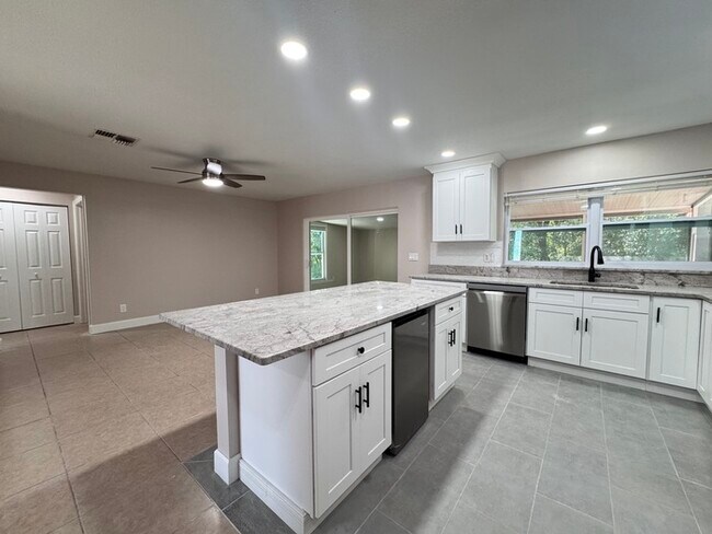 Building Photo - Fully Renovated Palm Harbor Home