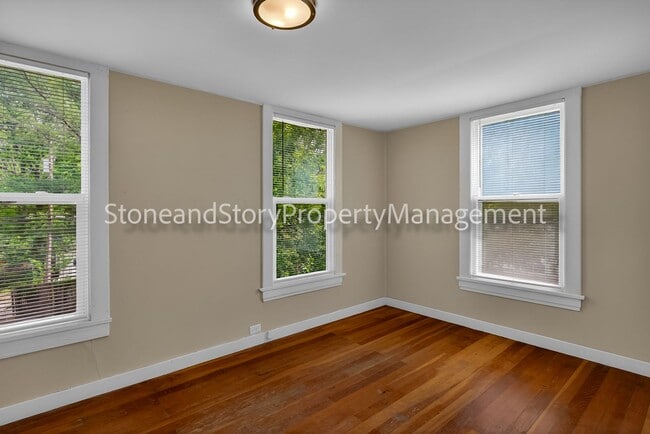 Building Photo - Large 4 bedroom 2 bath in well established Oakland neighborhood