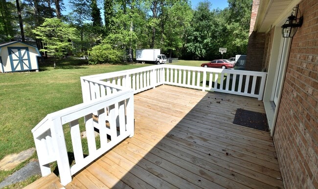 Building Photo - 1640 Bridgedale Dr