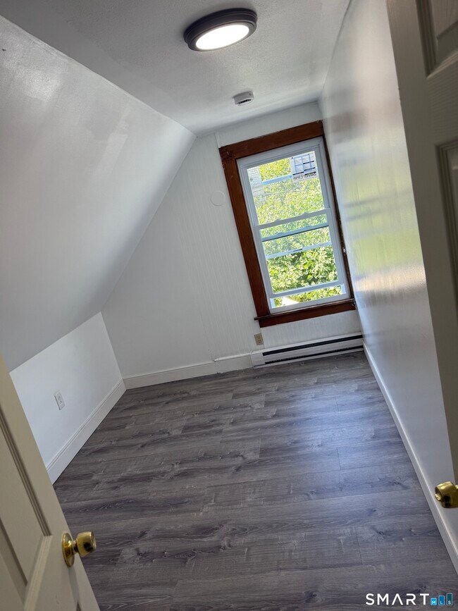 Building Photo - 142 Montauk Ave