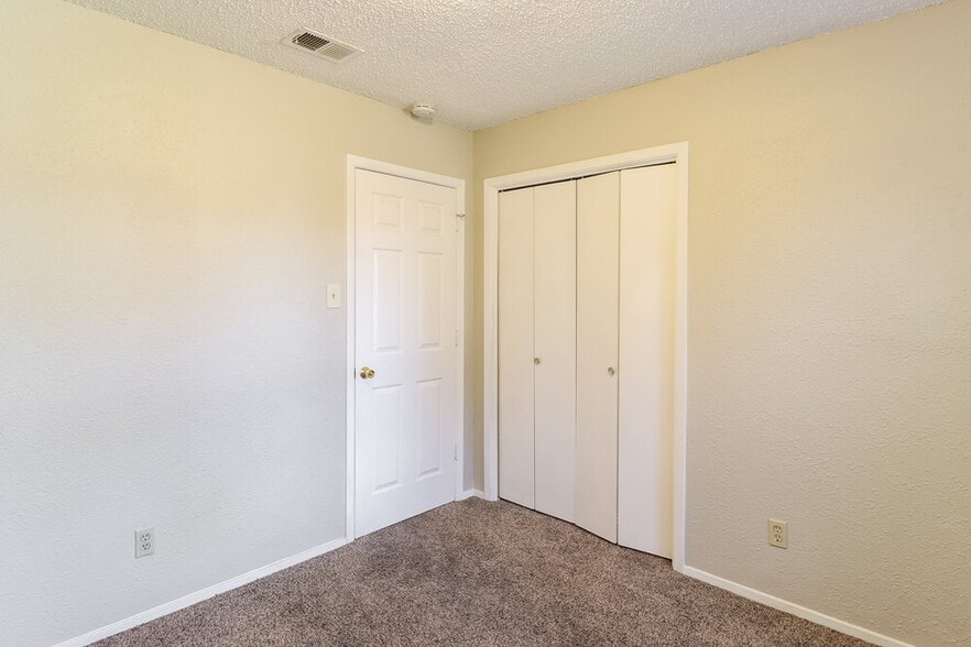 Building Photo - 2605 Mountainview Dr