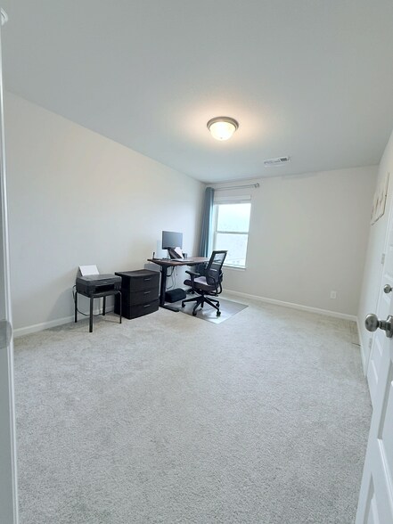 Building Photo - 8641 Spindletop Dr