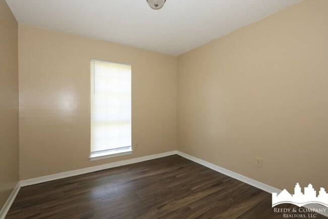 Building Photo - 11853 Dr Logan Rd