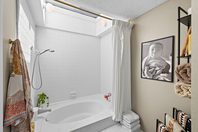 Building Photo - Charming Townhome in Turtle Rock