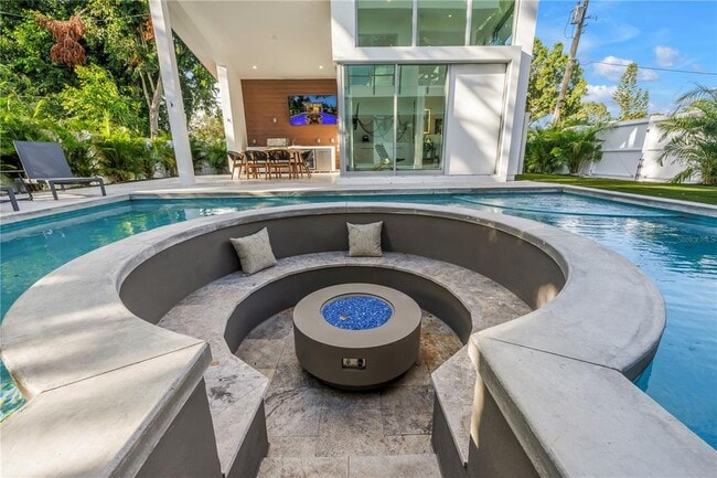 Building Photo - 2065 Goldenrod St