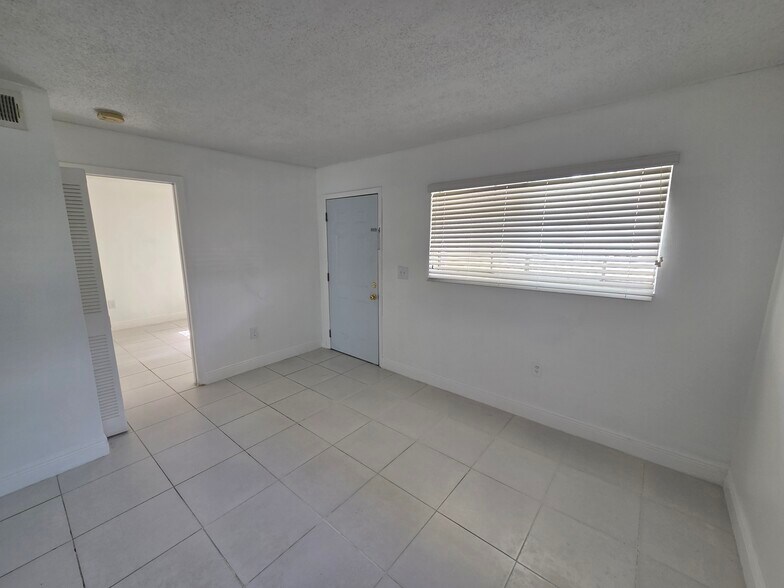 living room - 2460 W 56th St