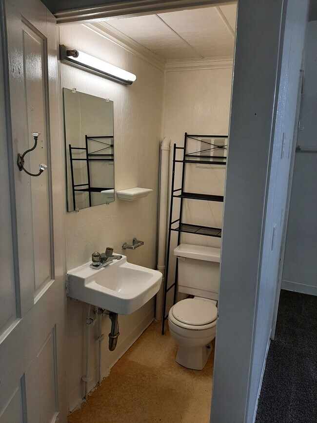 Building Photo - (1614 8th Ave)