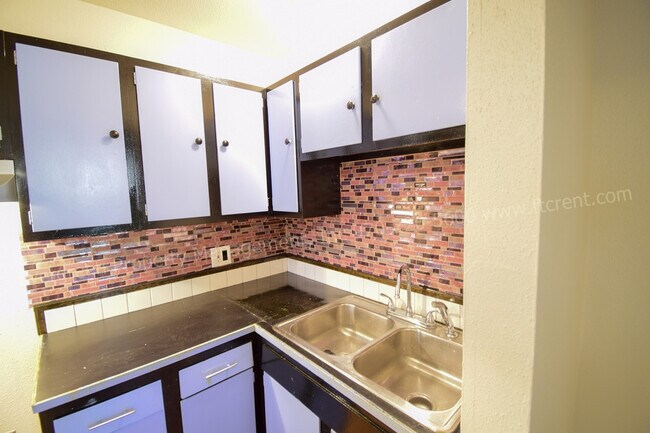 Building Photo - 915 James Ct