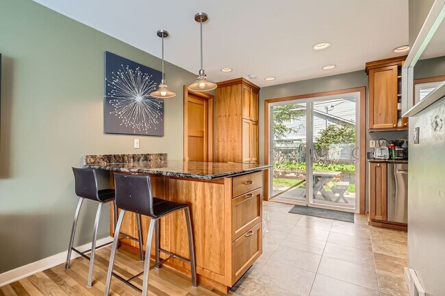 Building Photo - Charming Seattle Home in Seattle's Wedgwood Neighborhood - Furnished