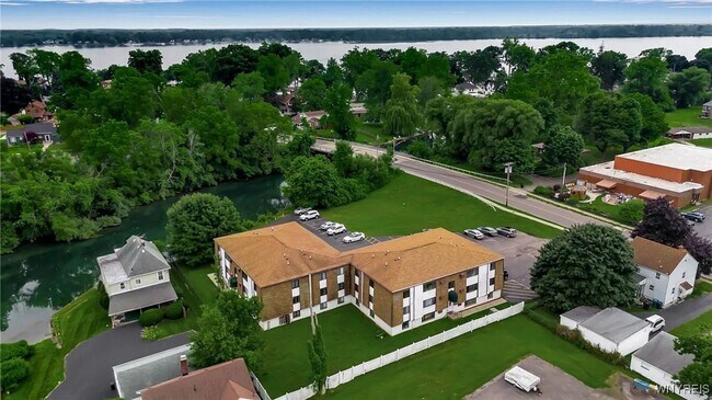 Building Photo - Charming 2BR Condo in Niagara Falls