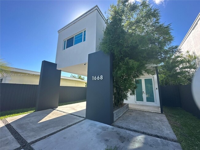 Building Photo - 1668 SW 29th Ave