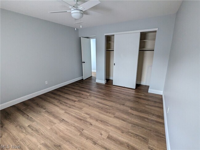 Building Photo - 6920 Carriage Hill Dr