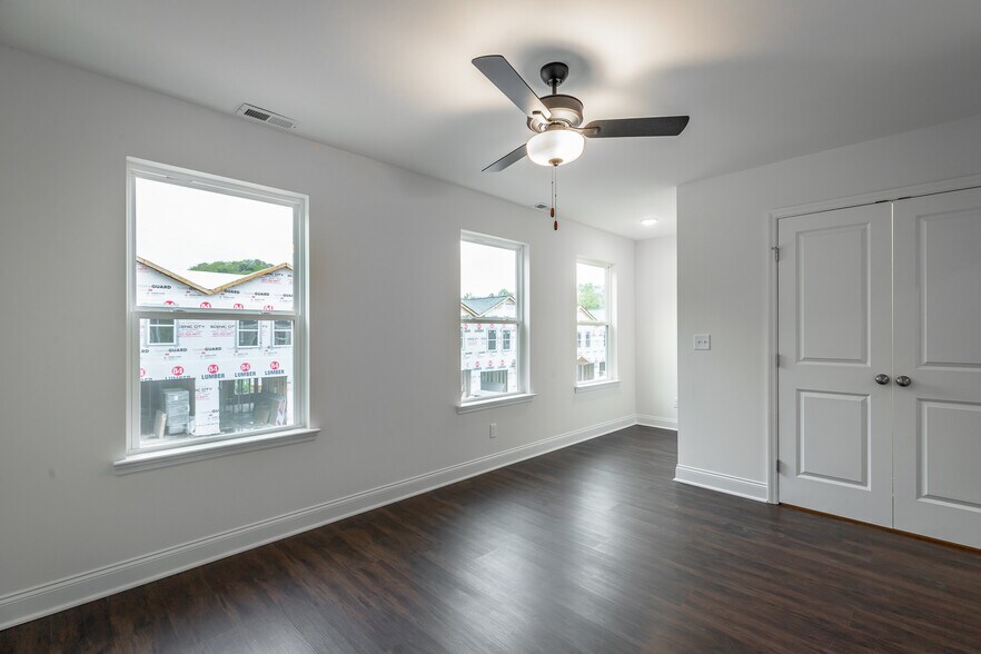 Building Photo - 5547 Stream Ln