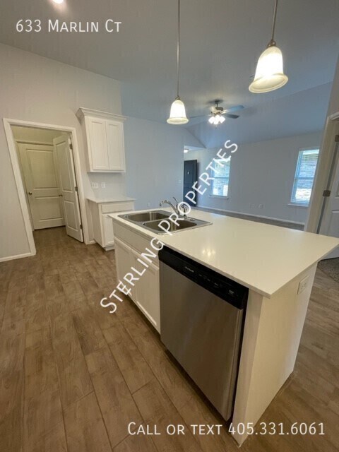 Building Photo - 633 Marlin Ct