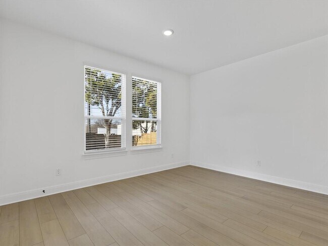 Building Photo - 633 Runnel Dr