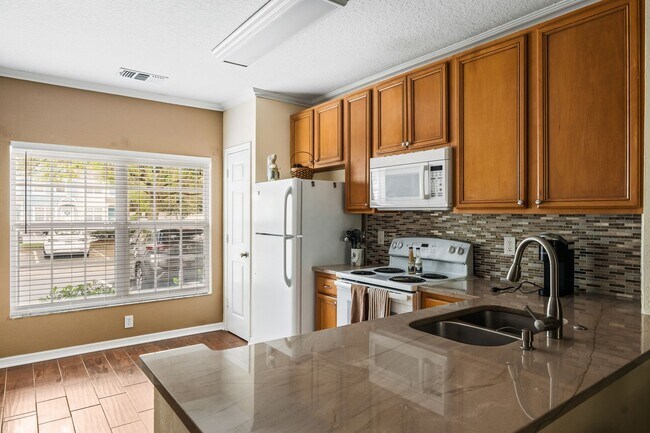 Building Photo - Beautifully Updated 2/2.5 Townhouse in the Heart of Lake Mary