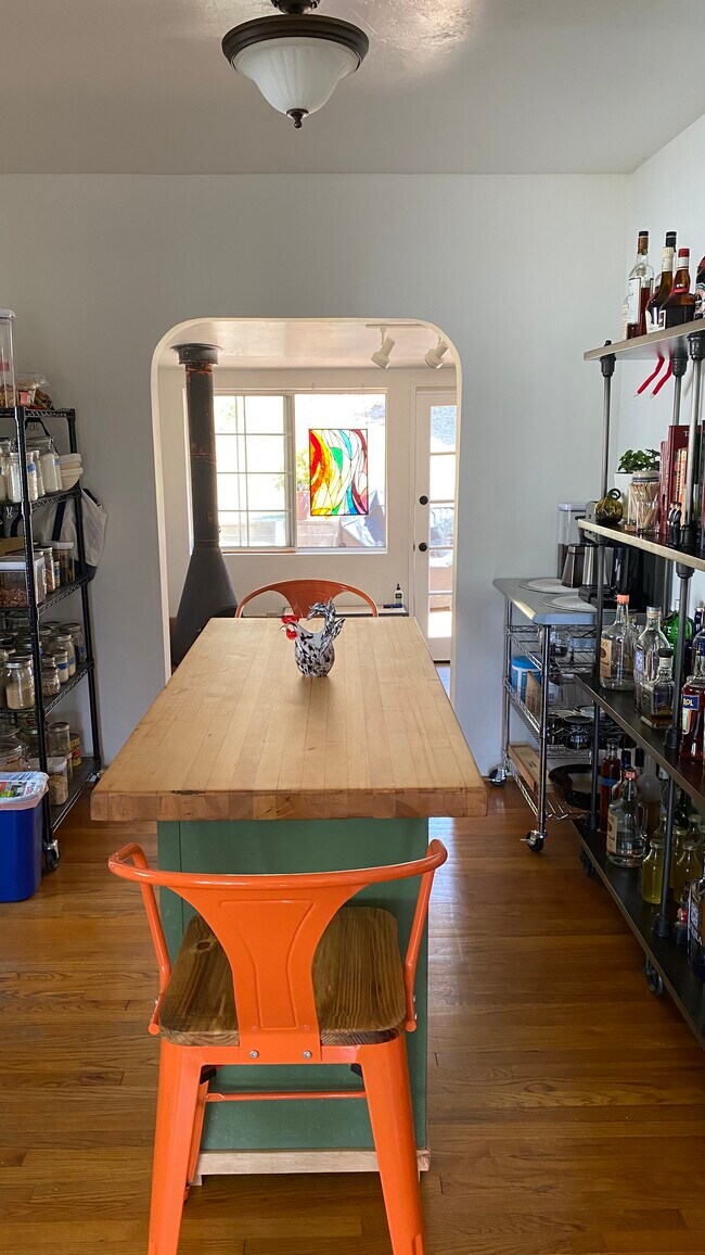 dining area adjacent to kitchen - 5901 Vale Way