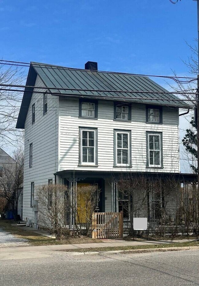 Building Photo - 744 Main St