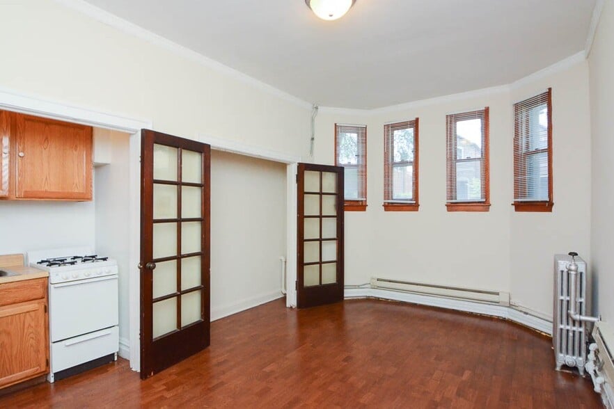 Building Photo - 4650 N Paulina St