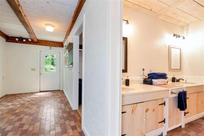 Building Photo - 3978 Pineshore Cir
