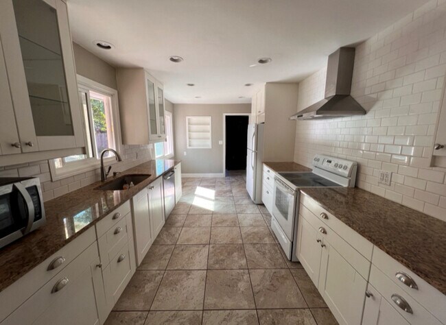 Building Photo - 776 Dearborn Ave NE