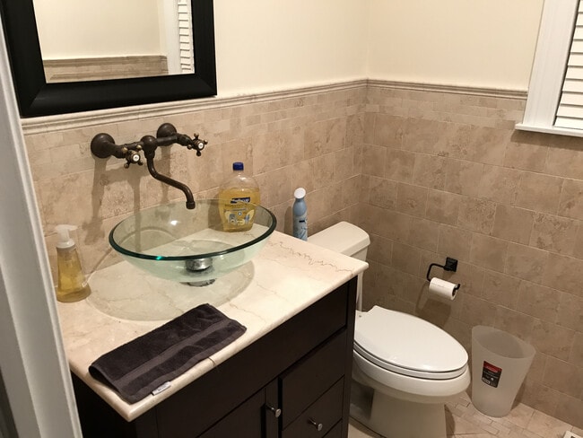 Building Photo - 696 Ridgeway