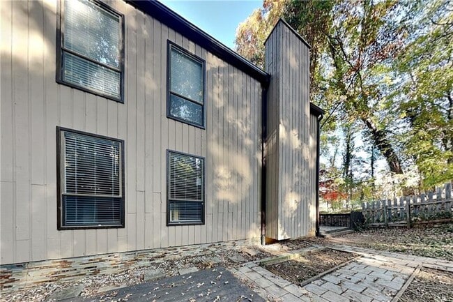 Building Photo - 355 Elbe Dr