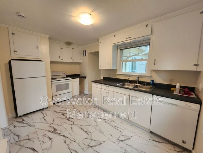 Building Photo - 7727 Jewel Lake Rd