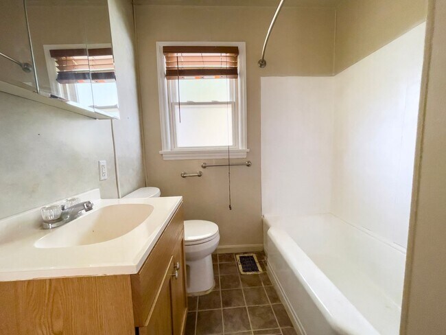 Building Photo - 2 Bedroom Home, Fenced in Backyard + Garage! Available soon!