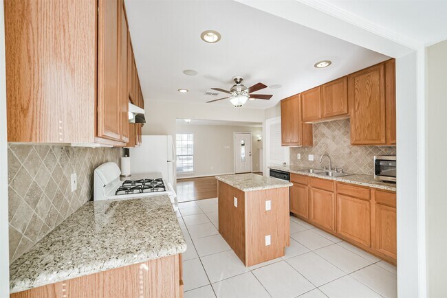 Building Photo - 2411 Wroxton Rd