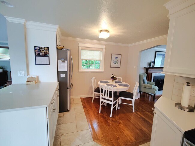Building Photo - *Beautifully Updated & Spacious 3BD/2BA Si...