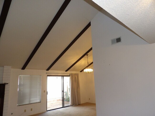 Building Photo - 3946 Mesa Cir Dr