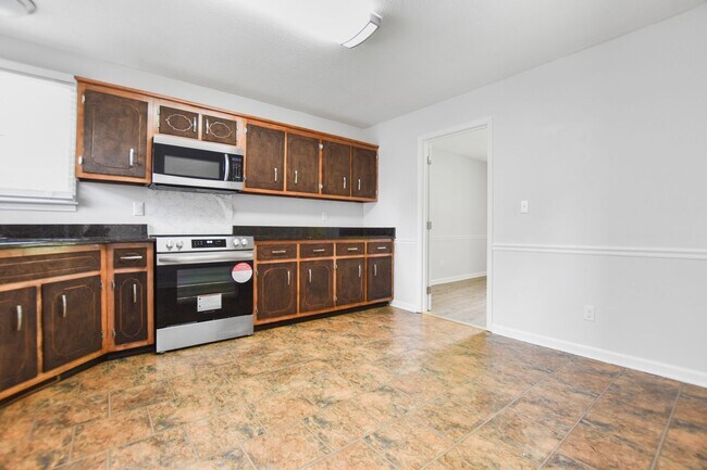 Building Photo - Pet Friendly Three Bedroom!