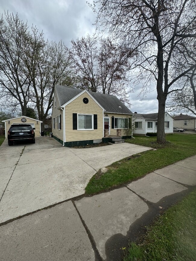 Building Photo - 1860 Rochester Rd