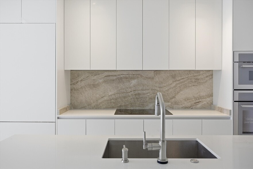 Building Photo - 700 NE 24th St