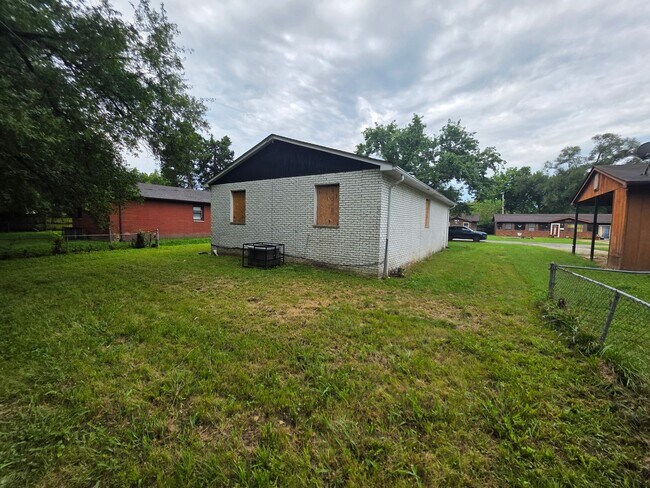 Building Photo - 1305 Richard Dr