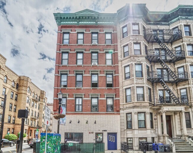 Building Photo - 1131 Washington St