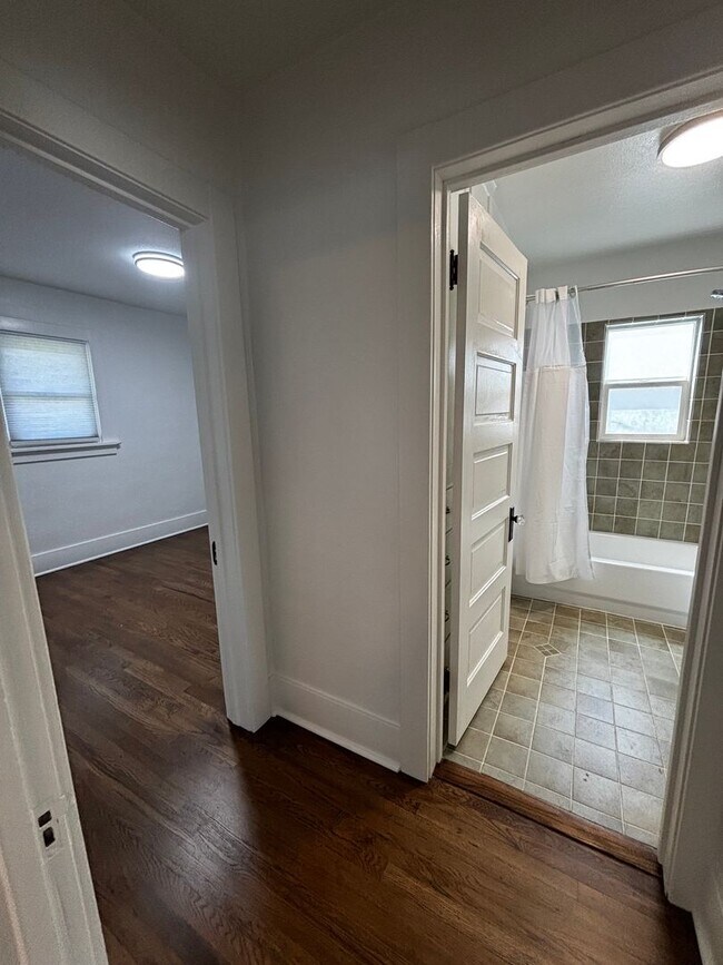 Building Photo - 1117 W 31st St