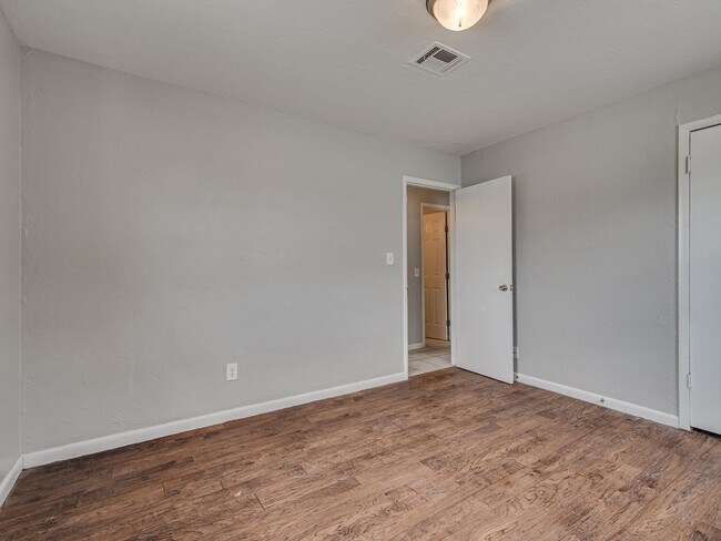 Building Photo - Charming Home in OKC + 4 bedrooms